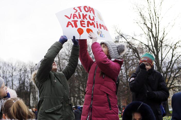 Klaipėdiečių protestas prieš vaikų paėmimą iš šeimų