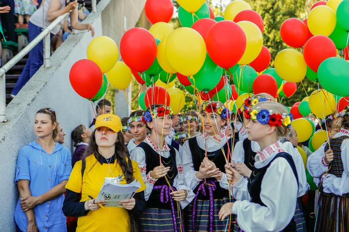 Vasaros estradoje liejosi liaudies dainos ir muzika