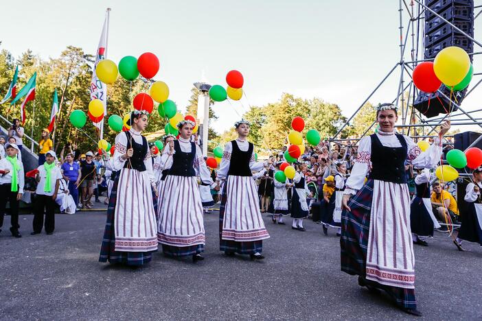 Vasaros estradoje liejosi liaudies dainos ir muzika