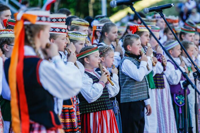 Vasaros estradoje liejosi liaudies dainos ir muzika