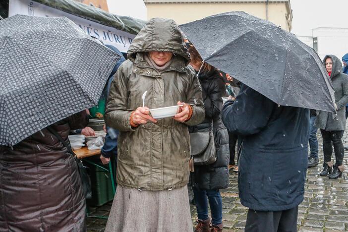 Žuvienė ir kareiviška košė Teatro aikštėje