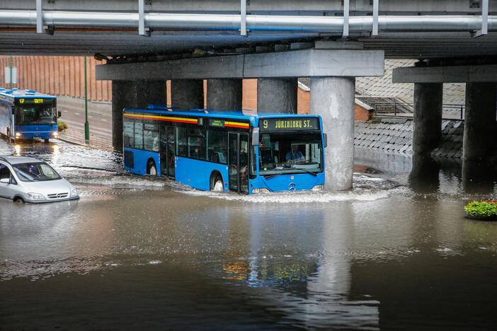 Potvynis po viaduku