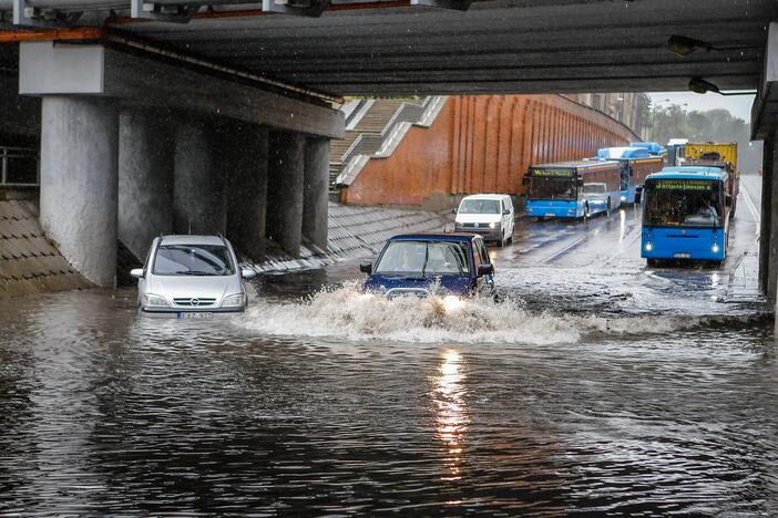 Potvynis po viaduku