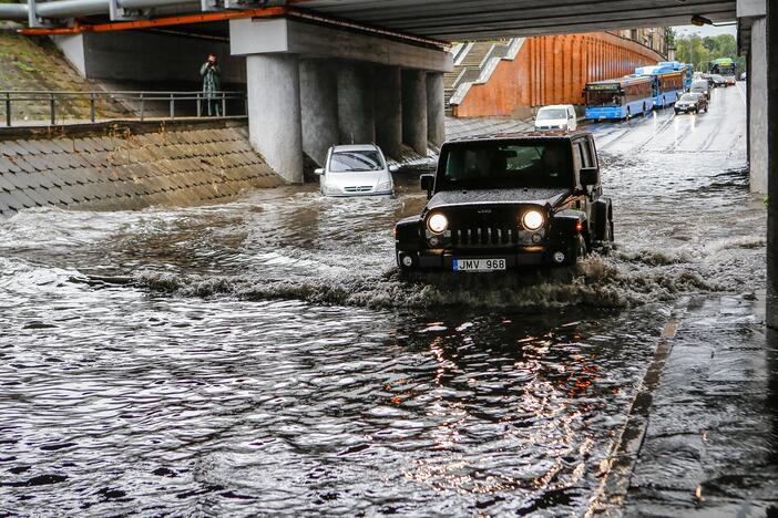 Potvynis po viaduku