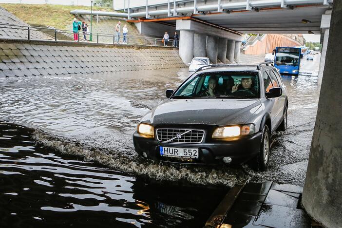 Potvynis po viaduku