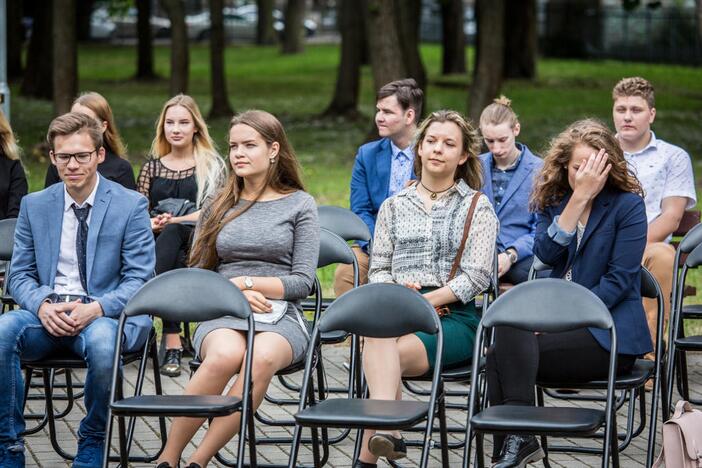 Meras pasveikino šimtukininkus