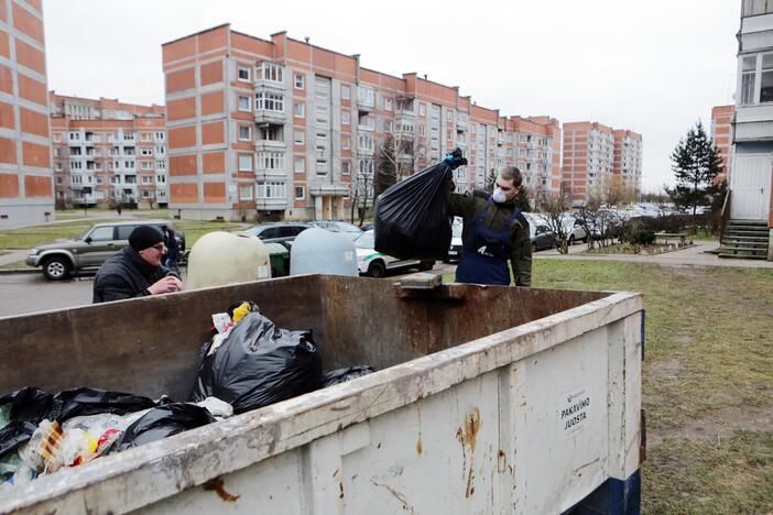 Valomas apleistas butas Bandužių gatvėje