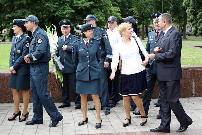 Klaipėdoje atsisveikinta su patyrusiais pareigūnais, prisaikdinti nauji policininkai  Skaitykite daugiau: http://klaipeda.diena.lt/naujienos/klaipeda/miesto-pulsas/klaipedoje-atsisveikinta-su-patyrusiais-pareigūnais-prisaikdinti-nauji-policininkai-637527#