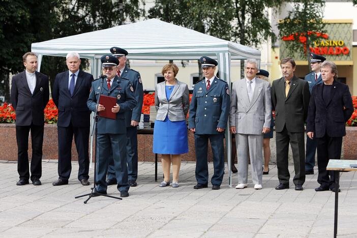 Klaipėdoje atsisveikinta su patyrusiais pareigūnais, prisaikdinti nauji policininkai  Skaitykite daugiau: http://klaipeda.diena.lt/naujienos/klaipeda/miesto-pulsas/klaipedoje-atsisveikinta-su-patyrusiais-pareigūnais-prisaikdinti-nauji-policininkai-637527#