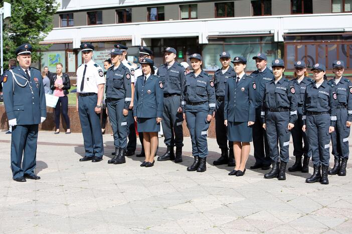 Klaipėdoje atsisveikinta su patyrusiais pareigūnais, prisaikdinti nauji policininkai  Skaitykite daugiau: http://klaipeda.diena.lt/naujienos/klaipeda/miesto-pulsas/klaipedoje-atsisveikinta-su-patyrusiais-pareigūnais-prisaikdinti-nauji-policininkai-637527#