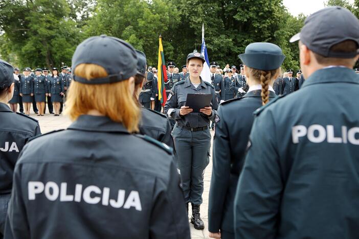 Klaipėdoje atsisveikinta su patyrusiais pareigūnais, prisaikdinti nauji policininkai  Skaitykite daugiau: http://klaipeda.diena.lt/naujienos/klaipeda/miesto-pulsas/klaipedoje-atsisveikinta-su-patyrusiais-pareigūnais-prisaikdinti-nauji-policininkai-637527#