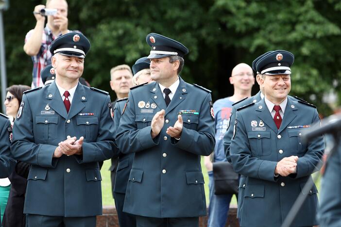 Klaipėdoje atsisveikinta su patyrusiais pareigūnais, prisaikdinti nauji policininkai  Skaitykite daugiau: http://klaipeda.diena.lt/naujienos/klaipeda/miesto-pulsas/klaipedoje-atsisveikinta-su-patyrusiais-pareigūnais-prisaikdinti-nauji-policininkai-637527#