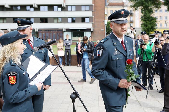 Klaipėdoje atsisveikinta su patyrusiais pareigūnais, prisaikdinti nauji policininkai  Skaitykite daugiau: http://klaipeda.diena.lt/naujienos/klaipeda/miesto-pulsas/klaipedoje-atsisveikinta-su-patyrusiais-pareigūnais-prisaikdinti-nauji-policininkai-637527#