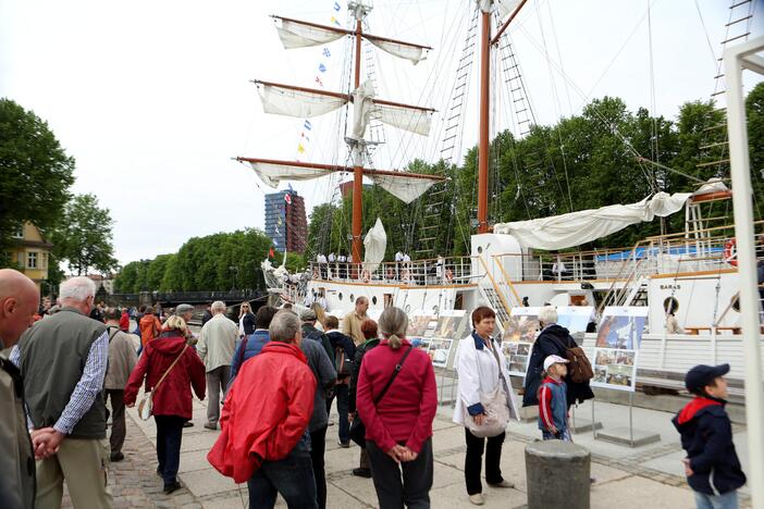 Burlaivis "Meridianas" pakėlė bures