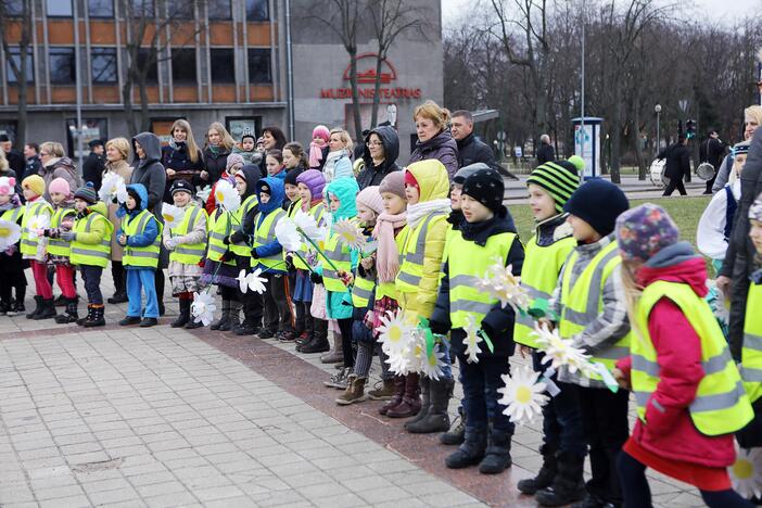 Koncertas – akcija „Padovanok ramunės žiedą!“