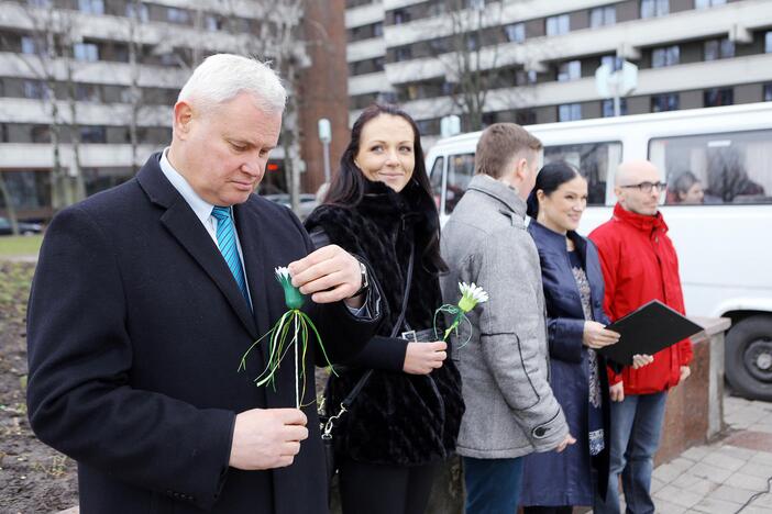 Koncertas – akcija „Padovanok ramunės žiedą!“