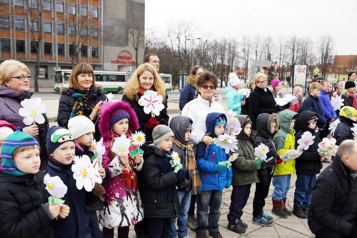 Koncertas – akcija „Padovanok ramunės žiedą!“