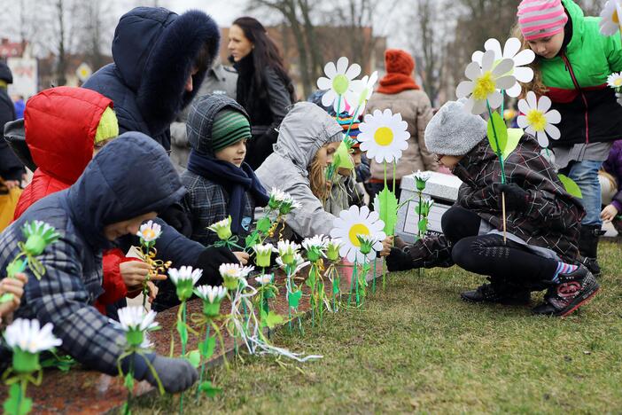 Koncertas – akcija „Padovanok ramunės žiedą!“