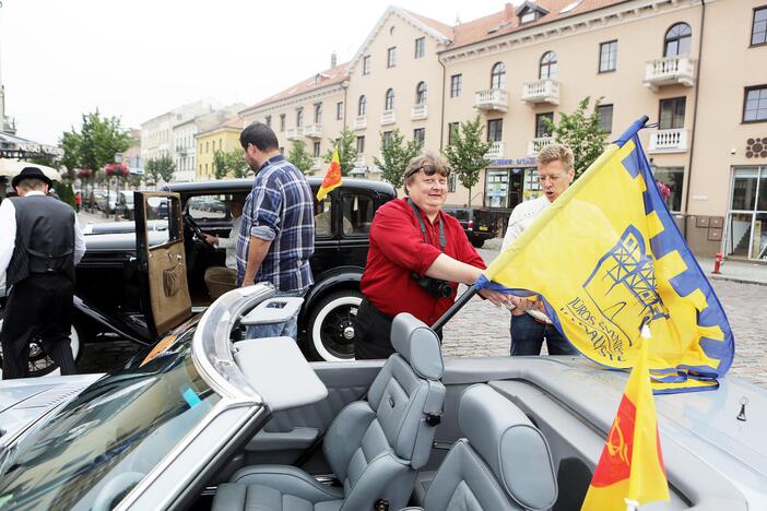 Senovinių automobilių išlėdytuvės į žygį per Lietuvą