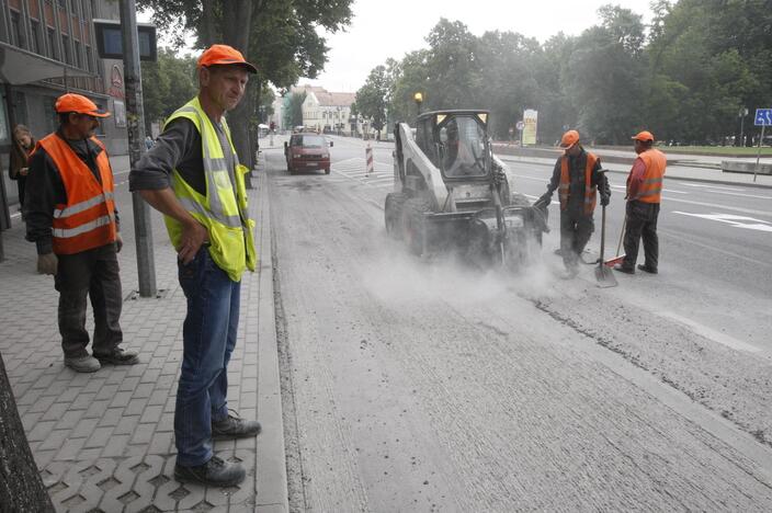 Kelininkai toliau gramdė asfaltą