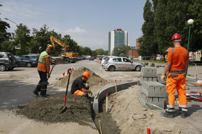 Pradėjo remontuoti aikštelę