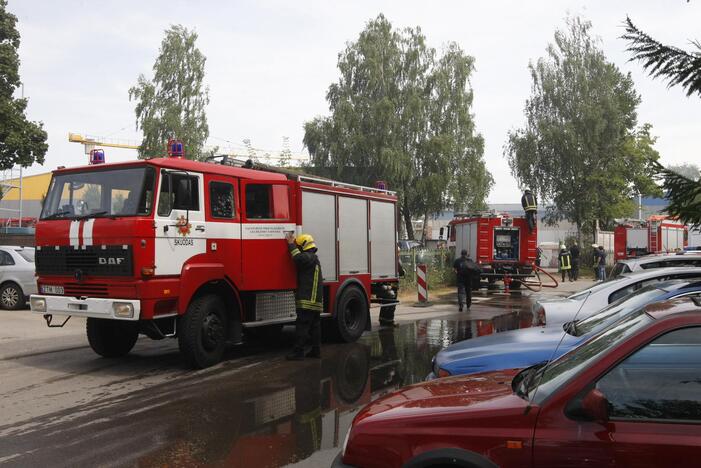 Uostamiestyje degė metalinis angaras