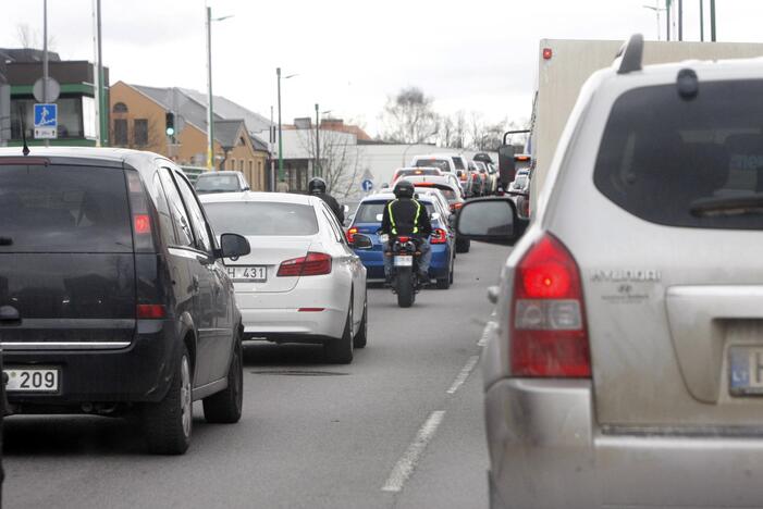 Automobilių spūstys Pilies gatvėje