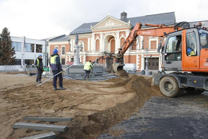 Teatro aikštėje ruošiamas ledas – kiek kainuos pačiuožinėti?