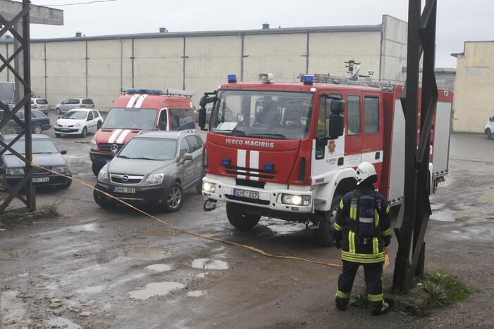 Gaisras prekybos bazės teritorijoje