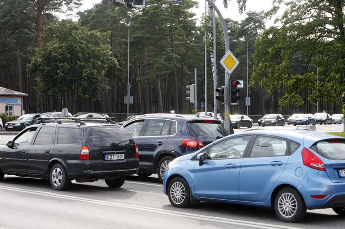 Keliuose į pliažus – automobilių spūstys