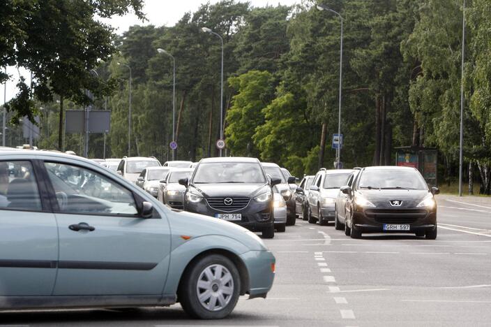 Keliuose į pliažus – automobilių spūstys