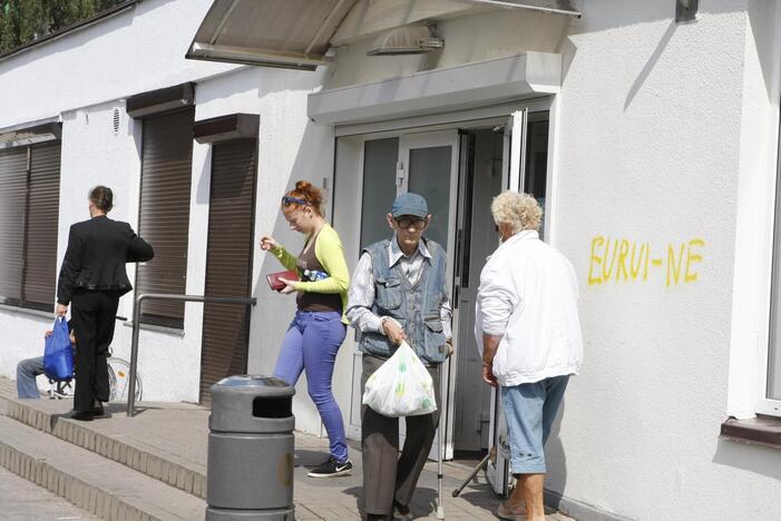 Euro priešininkai išterliojo pastato sienas