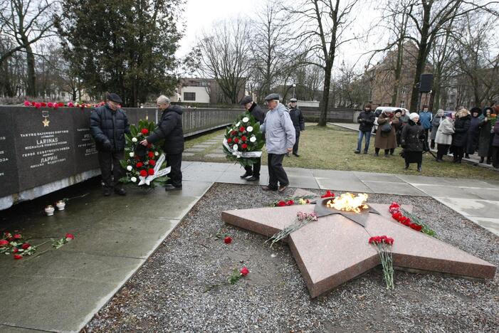 Skulptūrų parke – gėlės raudonarmiečiams