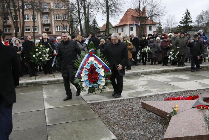 Skulptūrų parke – gėlės raudonarmiečiams