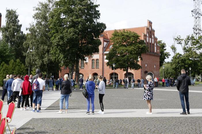 Studentai Klaipėdoje grįžta į auditorijas: prie mobiliojo vakcinavimo punkto – eilės