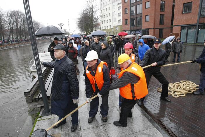 „Meridiano“ grįžimą sutrikdė tilto pakėlimas