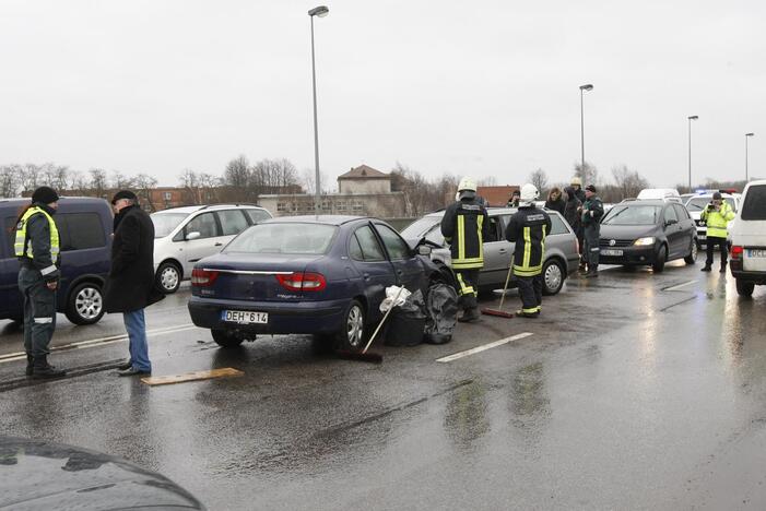 Ant Mokyklos g. tilto – avarija ir kamšatys