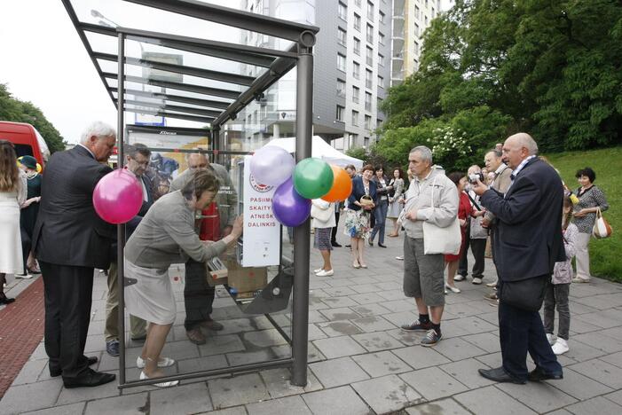 Atidarytos bibliotekėlės autobusų stotelėse