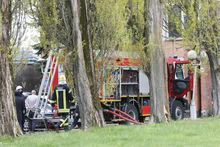 Klaipėdos centre driokstelėjo sprogimas: pro langą iššoko apdegęs žmogus