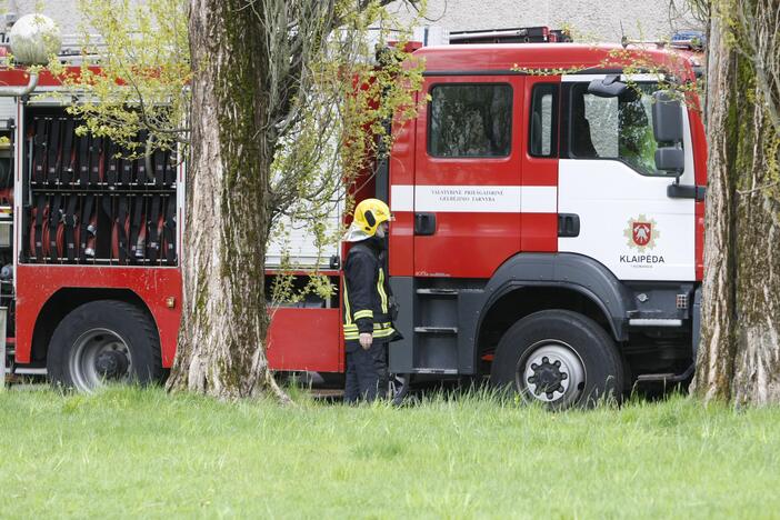 Klaipėdos centre driokstelėjo sprogimas: pro langą iššoko apdegęs žmogus