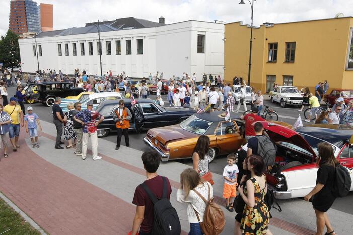 Senovinių automobilių paradas