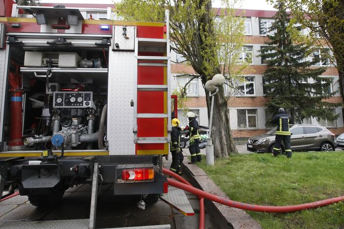 Klaipėdos centre driokstelėjo sprogimas: pro langą iššoko apdegęs žmogus