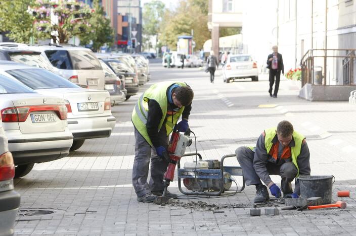 Prie savivaldybės keičia suskilusias trinkeles