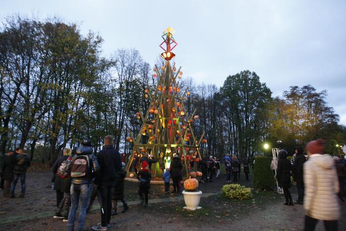 Šimtai moliūgų nušvito Švėkšnos parke