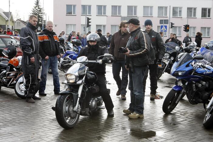 Gargždus sudrebino plieniniai žirgai