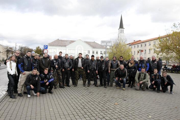 Gargždus sudrebino plieniniai žirgai