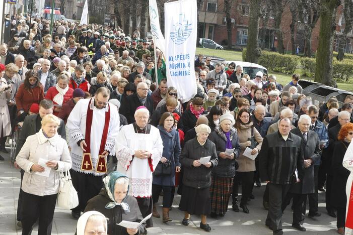 Klaipėdos tikintieji ėjo Kryžiaus kelią