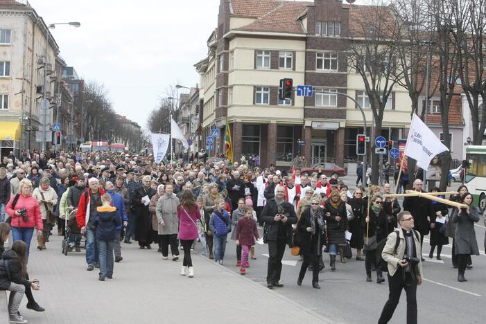 Klaipėdos tikintieji ėjo Kryžiaus kelią