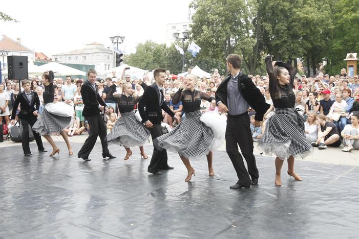 Uostamiestis skendi muzikos ir šokių garsuose