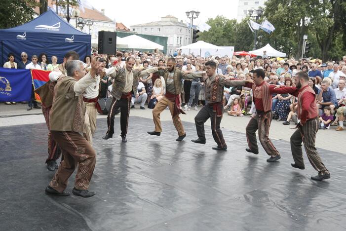 Uostamiestis skendi muzikos ir šokių garsuose